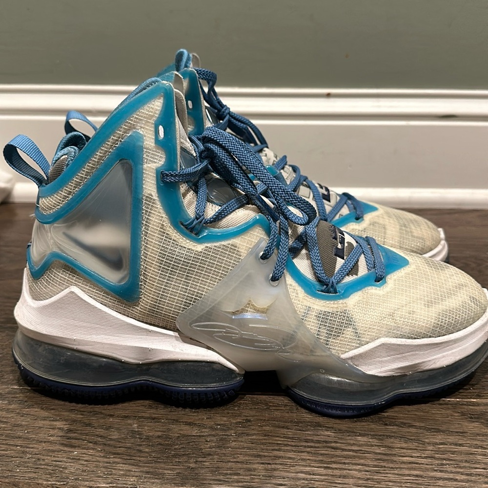 Nike LeBron 19 Space Jam Size 9